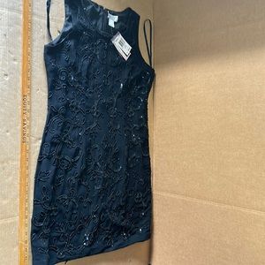 Selling moms unworn items. Dimensions: 36" long x 22" wide bottom x 20" wide top